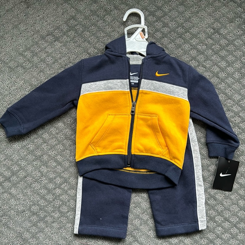 Brand new boys Nike Zip-up hoodie 2 piece set